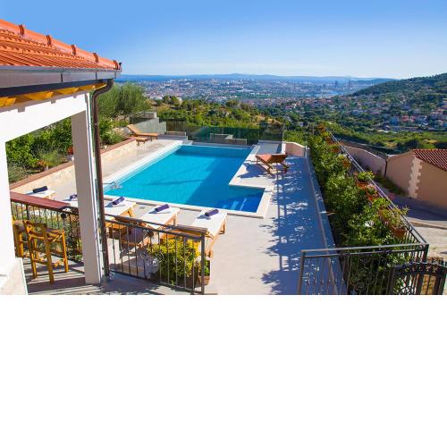 GREAT OFFER "VILLA BELLA VISTA-" heated pool, bbq, panoramic view near Split