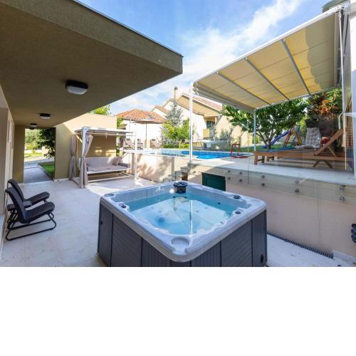 Great Villa Field Hill 4*