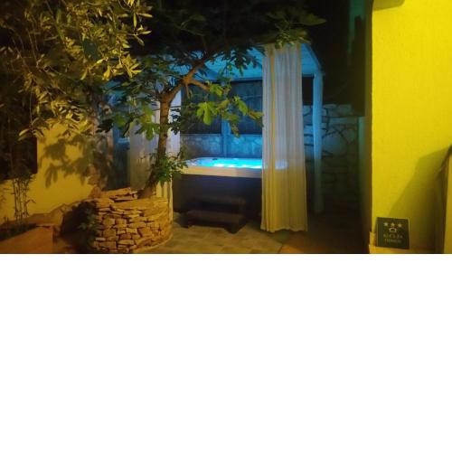 Green house Peroj, WI-FI, FREE PARKING, GARDEN, HOT TUBE, PET FRIENDLY