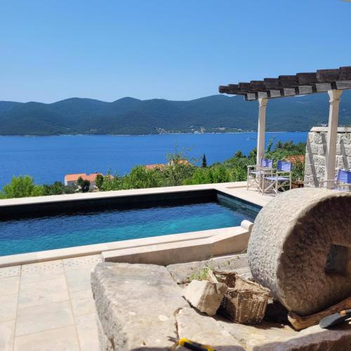 Green Marble Pool Cottage 3 BR in 2 adjoining stone buildings on a 2 acre private land