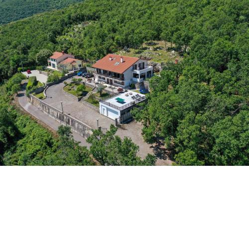 Großes Reihenhaus mit viel Grün und Meerblick