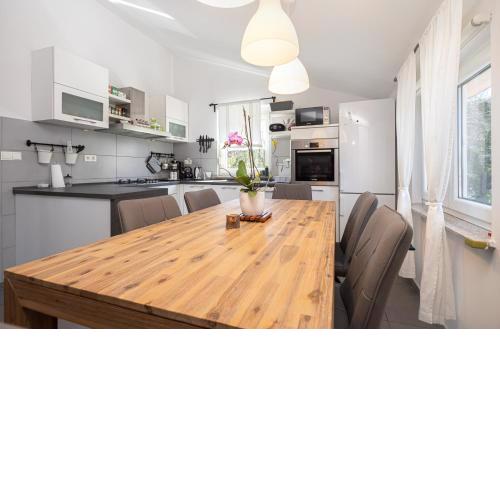 Guest house Gaj B4 in Hreljin with gym and barbecue