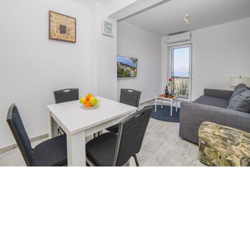 Gustav - Sea view apartment with balcony