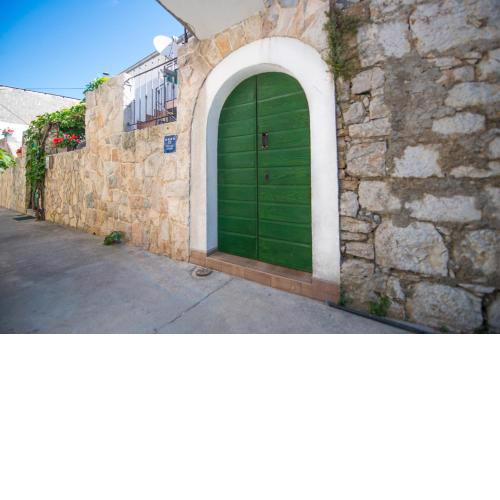 Hanna Cozy Old Stone House