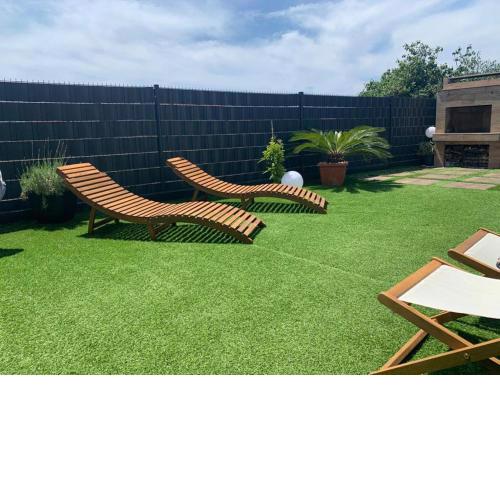 Hedonist-Luxury 2 bedroom apartment with private HOT TUB, garden and free parking