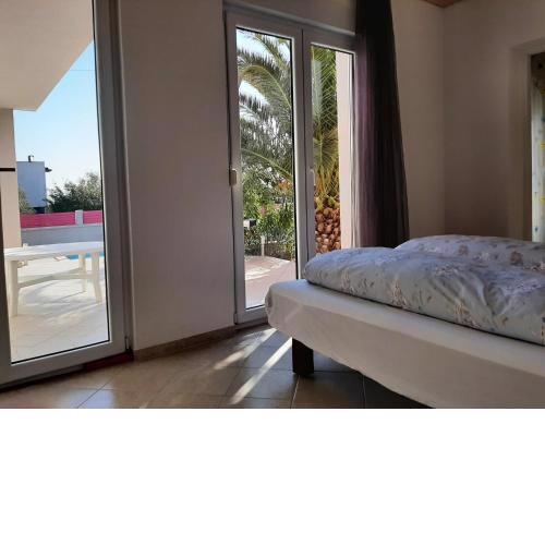 Helles Doppelzimmer mit Bad, Terrasse und Pool, seperater Eingang, Liznjan, Istrien