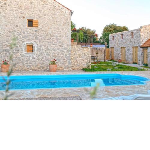 Heritage House Vrime - stone house with heated pool