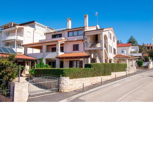Holiday apartment 50m from the beach