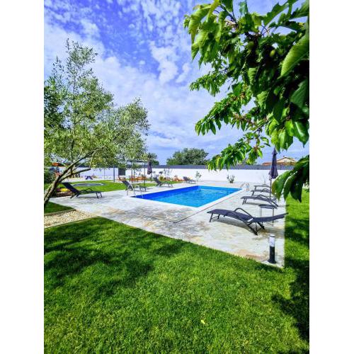 Holiday home Aprilis with pool, jacuzzi and sauna