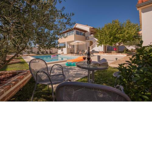 Holiday home Dinko