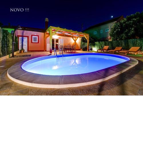 Holiday home Orange with heated pool and parking