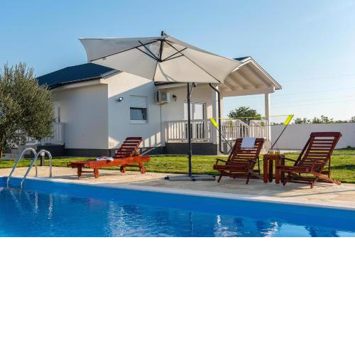 Holiday home Relax with shared swimming pool for 6 guests