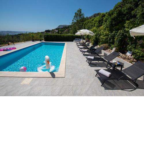 Holiday House App Grace with pool and view in Klis