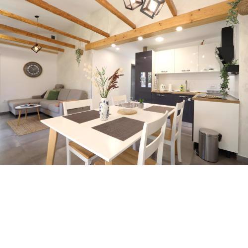 Holiday house "Laurus Garden" with private parking