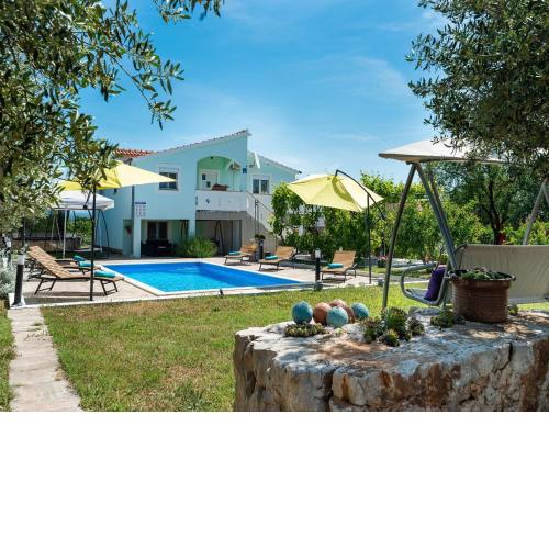Holiday House Marina with pool
