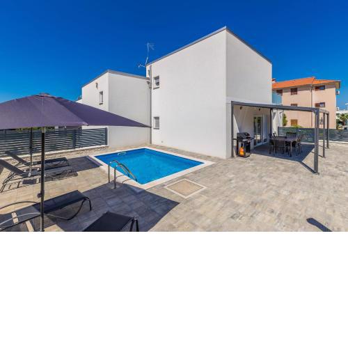 Holiday house SUNLIGHT with heated pool