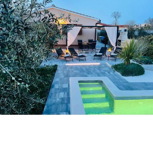 Holiday House Tesser with Pool