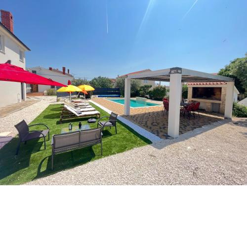 Holiday house with a private heated swimming pool