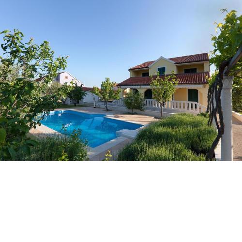 Holiday house with a swimming pool Lozovac, Krka - 11715