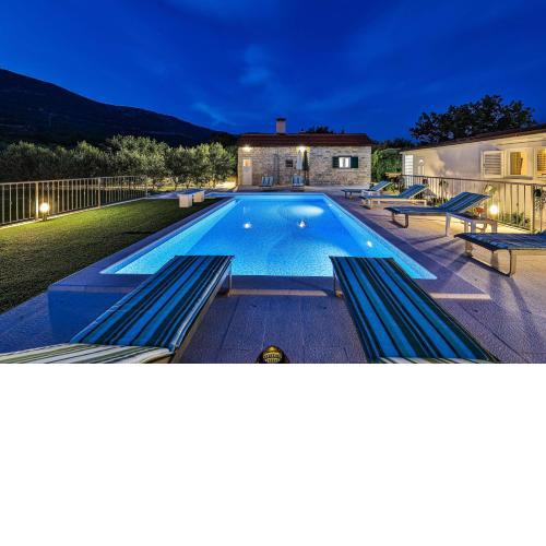 Home Away from home with outdoor pool, botanical garden and a beautiful sea view