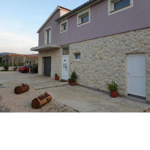 Home Lucić