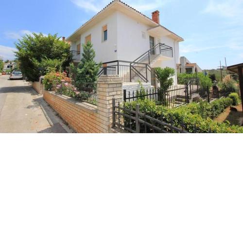 House Paulina 1214