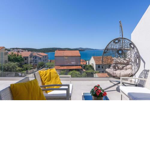 House with a sea view with private parking - Okrug Gornji