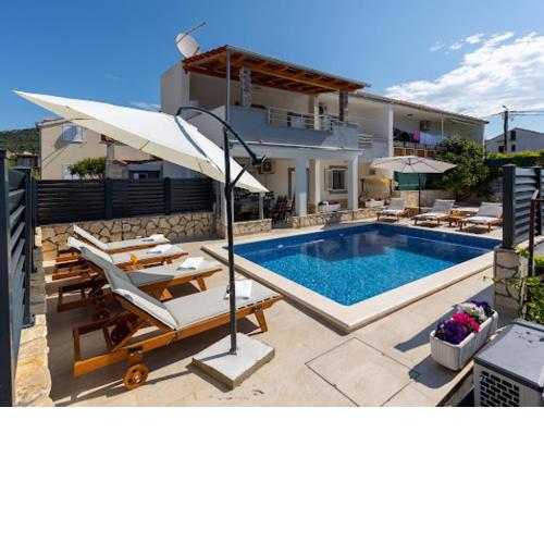 House with pool Lile