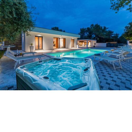 House with pool Mimi