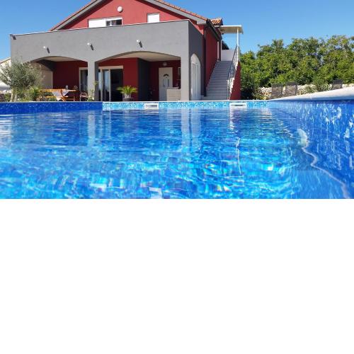 House with swimming pool Blue Diamond