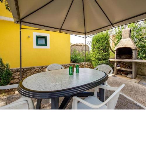 Inviting Apartment near Mala Mandra Beach