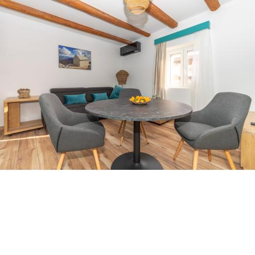 Ivka Makarska - modern and luxurious oldtown apartament