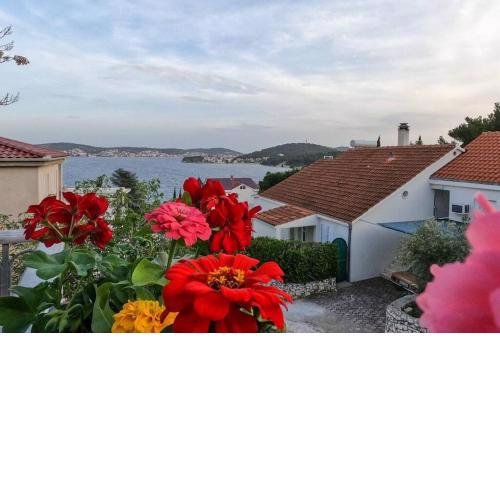 KN House with two apartments near sea