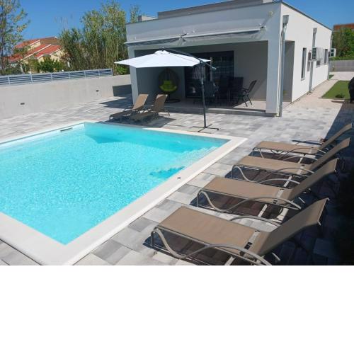 Kuća za odmor Sara with heated pool