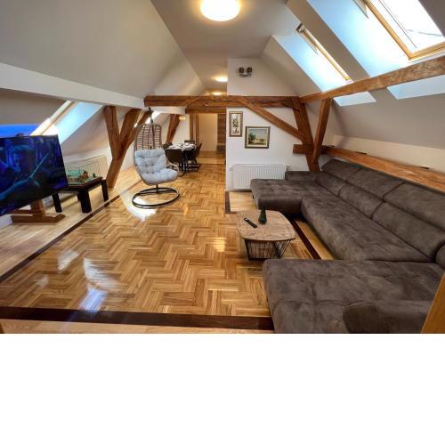 La Luna Rustic Deluxe Apartment with Free Jacuzzi, Bikes & Covered Parking