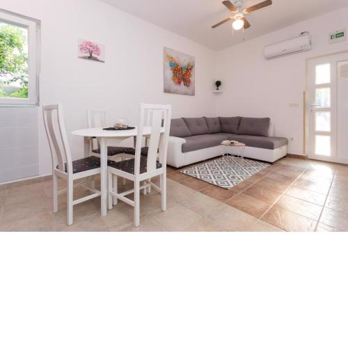 Lara - apartment near the beach