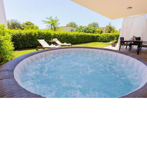 Large luxury beach appartment with hot tube