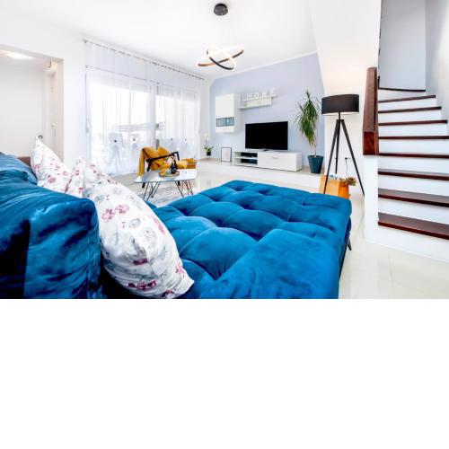 LEA'S apartment