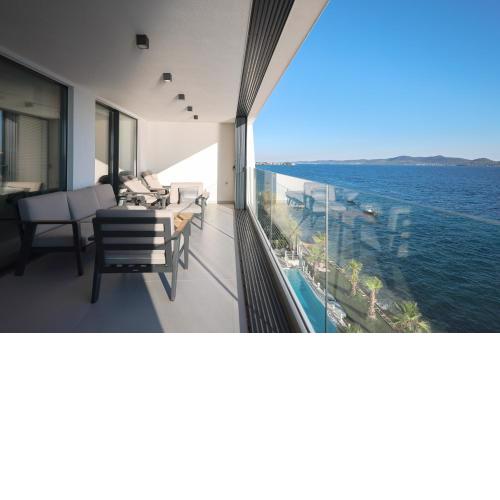 LL luxury penthouse on sea
