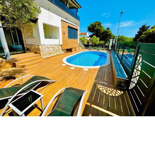 LOKY - sunny studio house 150m from sea with pool