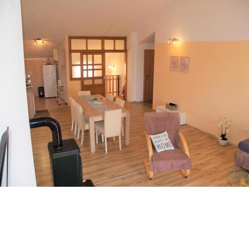 Lory a three bedroom apartment with a BBQ