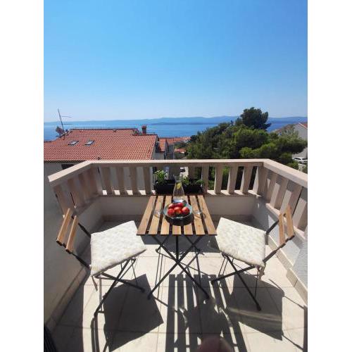 Lovely 2-bed apartment with balcony/free parking.