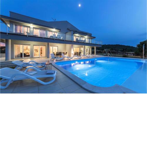 Lovely Apartment In Banjole With House Sea View
