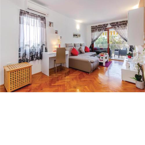 Lovely Apartment In Jadranovo With Wifi