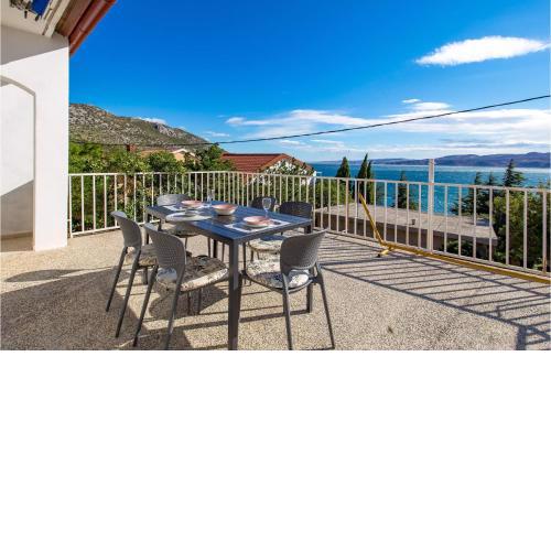 Lovely Apartment In Karlobag- Ribarica With Wifi