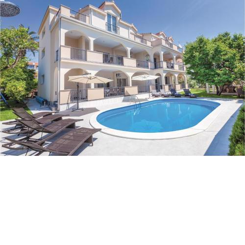 Lovely Apartment In Kastel Stafilic With Jacuzzi