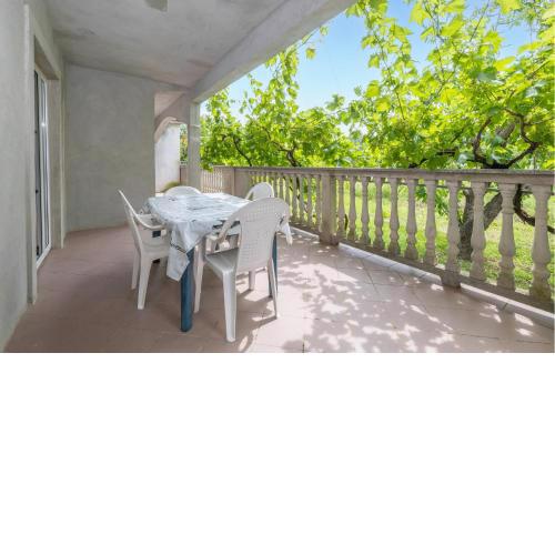 Lovely Apartment In Lopar With Wifi