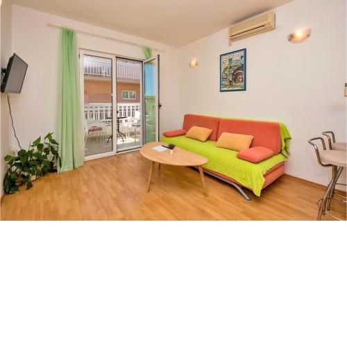 Lovely Apartment In Makarska With Kitchen