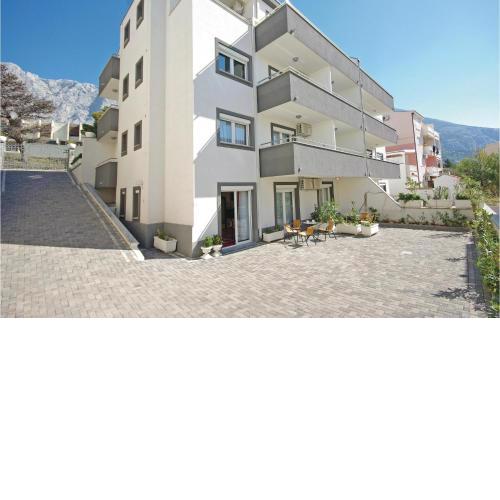 Lovely Apartment In Makarska With Wifi