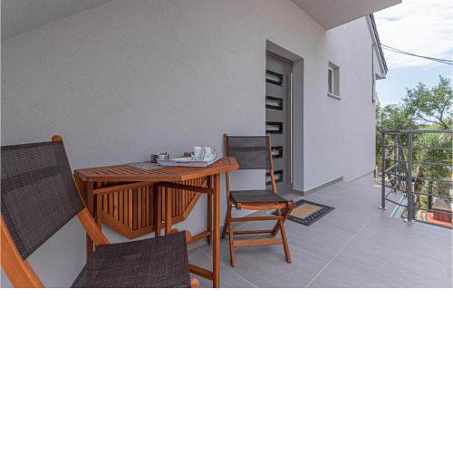 Lovely Apartment In Pirovac With Kitchen